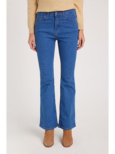 TUDORS Kadın Regular Fit Klasik Kesim Pamuklu İspanyol Paça Mavi Jean Jean Pantolon - S000521821-17234