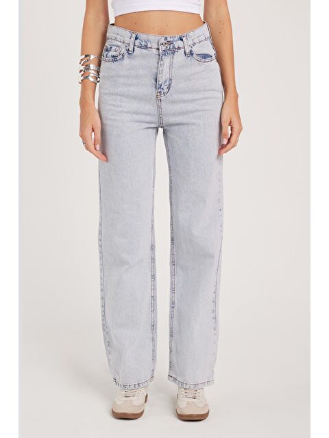 TUDORS Kadın Regular Fit Klasik Kesim Pamuklu Bol Paça Açık Mavi Jean Pantolon - S000521829-17437