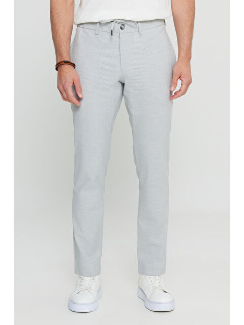 Altınyıldız Classics Erkek Beyaz-Gri Slim Fit Beli Bağlamalı Gofre Desenli Yan Cep Casual Pantolon