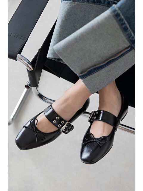 Straswans Faye Kadın Kemer Detay Kırışık Deri Babet Siyah