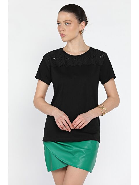 Gülseli Kadın Dantel İşlemeli Bisiklet Yaka Tişört - S000379810-19351