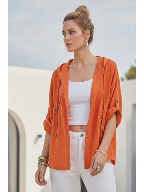 Chiccy Turuncu Kapüşonlu Düğmeli 3/4 Kol Cepli Casual Keten Görünümlü Dokuma Ceket 65 65