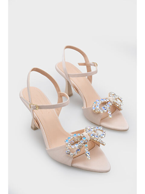 Capone Outfitters Cissie Sivri Burunlu Taşlı Bilekten Bantlı Saten Orta Topuklu Kadın Ayakkabı - S000530388-19928