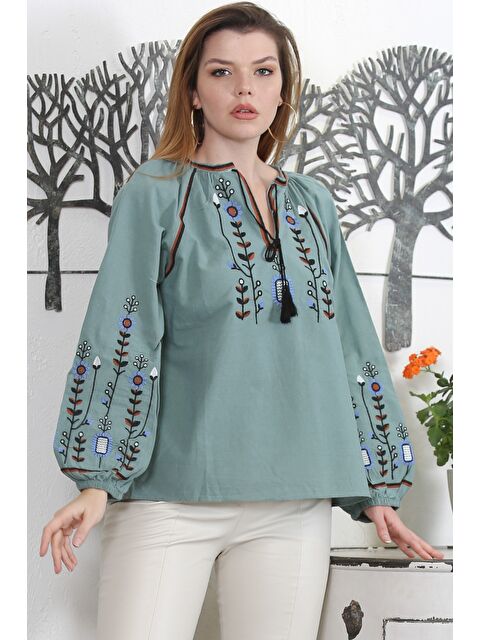 Chiccy Açık Yeşil Alttan Britli Yaka Balon Kol Bağlamalı Yaka Ve Kol Nakışlı Dokuma Casual Bluz - S000358641-29488