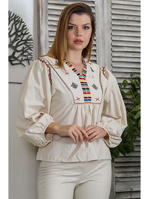Chiccy Bej V Yaka Balon Kol Nakışlı Dokuma Casual Bluz - S000358644-19928