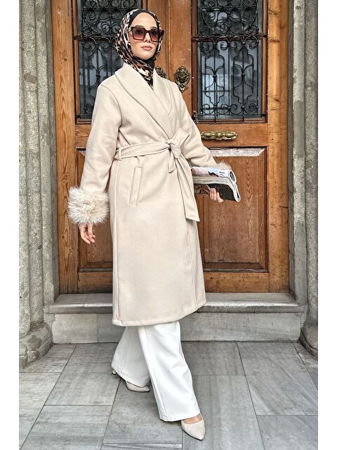 Julude Bel Kuşaklı Kol Ucu Pelüş Detaylı Tesettür Kaşe Kaban - S000491723-25636