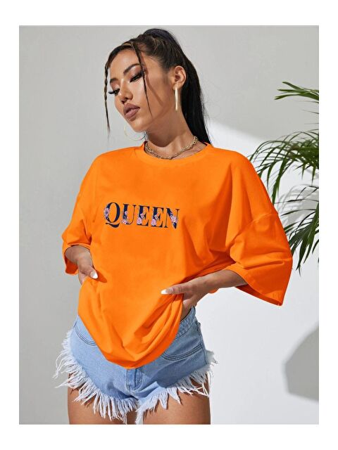 Trendseninle Kadın Turuncu Oversize Çiçekli Queen Baskılı Tişört - S000226496-20013