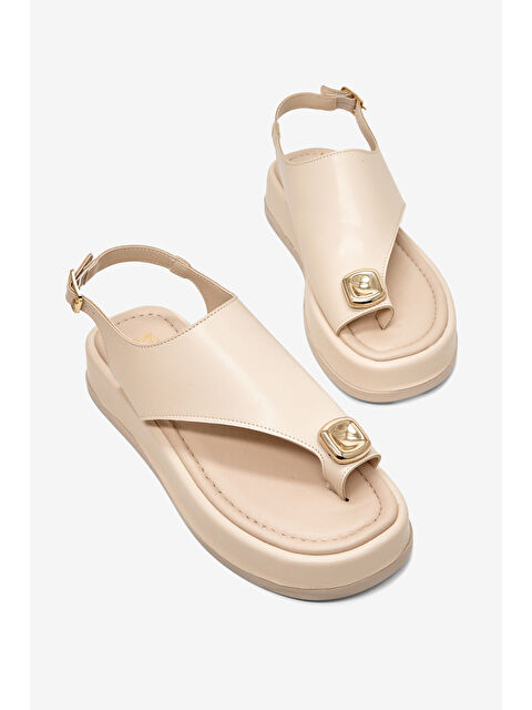 TONNY BLACK Kadın Bej Rahat Kalıp Taşlı Parmak Arası Detaylı Sandalet