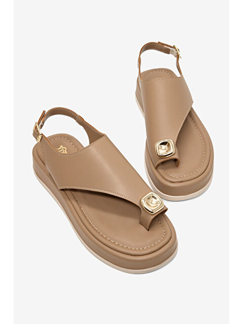 TONNY BLACK Kadın Vizon Rahat Kalıp Taşlı Parmak Arası Detaylı Sandalet