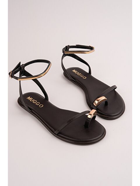 Muggo MALDİV Parmak Arası Gold Metal Detaylı Bilekten Bağlamalı Düz Kadın Sandalet