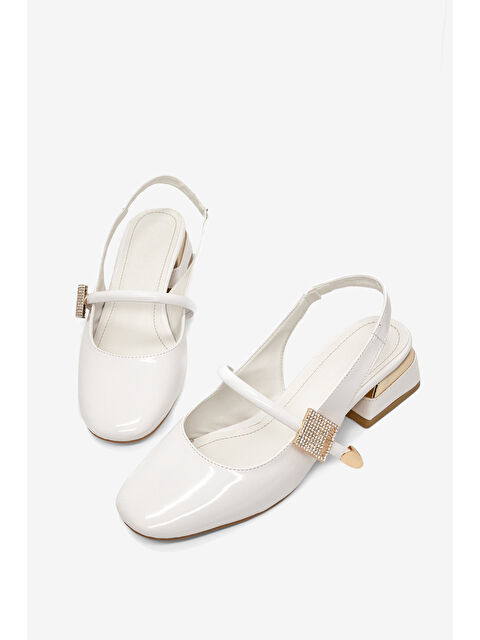 TONNY BLACK Kadın Beyaz Rugan Rahat Kalıp Kemer Detaylı Taşlı Topuklu Ayakkabı