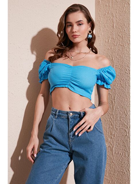Lela Slim Fit Büzgü Detaylı Kalp Yaka Crop Bluz 5865601 - S000145726-17234