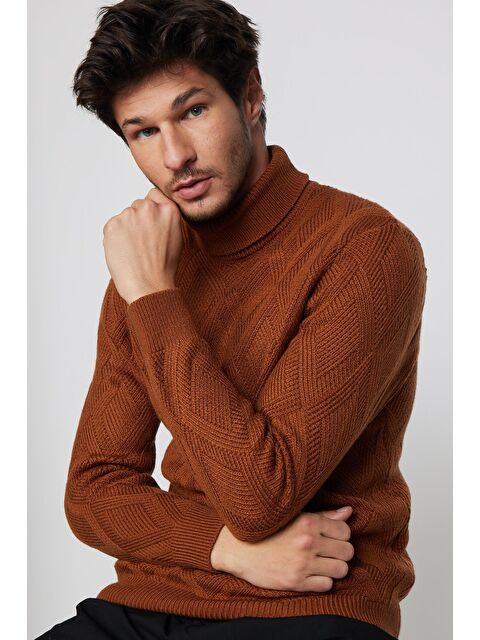 TUDORS Slim Fit Dar Kesim Tam Balıkçı Yaka Desenli Kahverengi Erkek Triko Kazak
