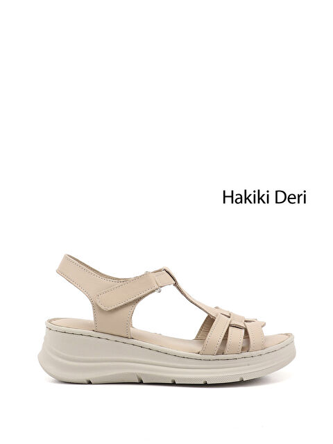 GÖNDERİ(R) Kadın YENİ BEJ Cırt Bantlı Dolgu Topuk Hakiki Deri Sandalet
