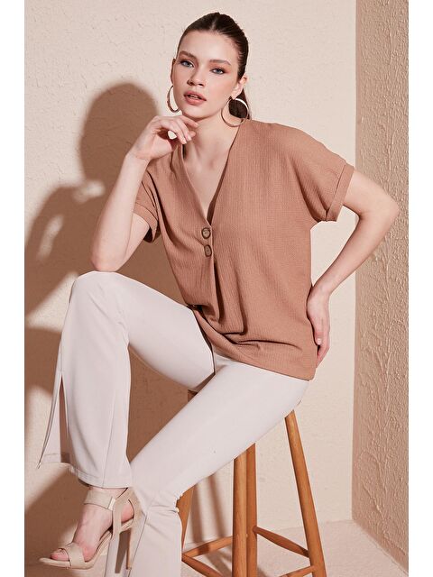 Lela Düğme Detaylı V Yaka Bluz 5865567 - S000137441-29705