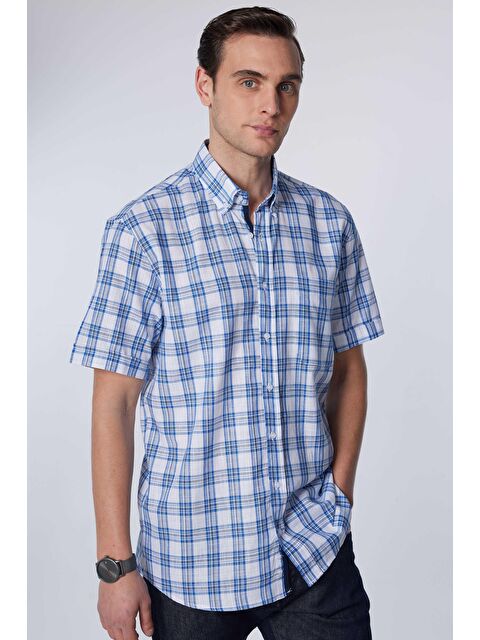 TUDORS Klasik Fit Kısa Kollu Düğmeli Yaka Tek Cep Kareli Yazlık Keten Doku Erkek Gömlek