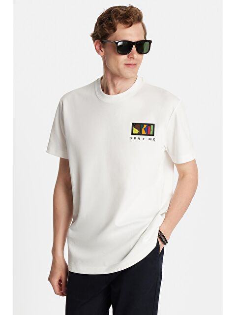 TUDORS Relax Fit Rahat Kesim Pamuklu Ön Ve Arka Baskı Ve Nakış Detaylı Bisiklet Yaka Beyaz Erkek Tişört - S000519481-20063