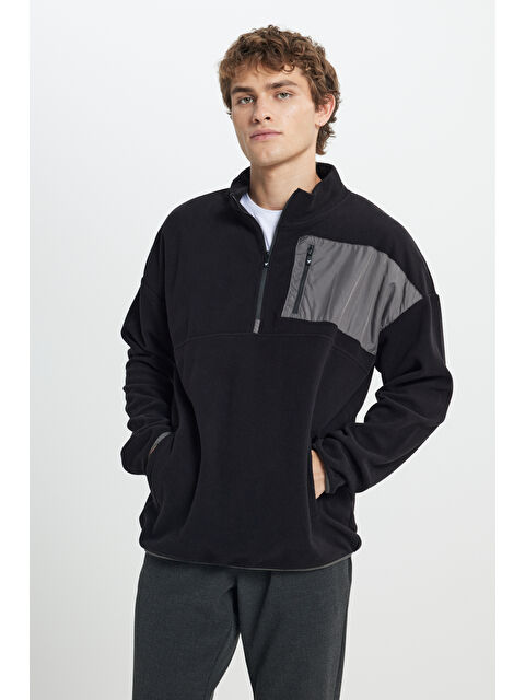 AC&Co / Altınyıldız Classics Erkek Siyah Oversize Bol Kesim Bato Yaka Cep Detaylı Fermuarlı Soğuk Geçirmez Polar Sweatshirt - S000394421-19351