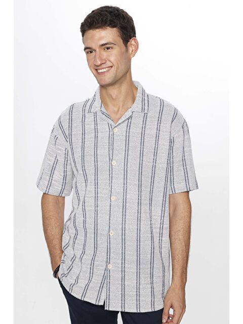 TUDORS Relax Fit Rahat Kesim Çizgili Kısa Kollu Apaş Yaka Yazlık Erkek Lacivert Gömlek