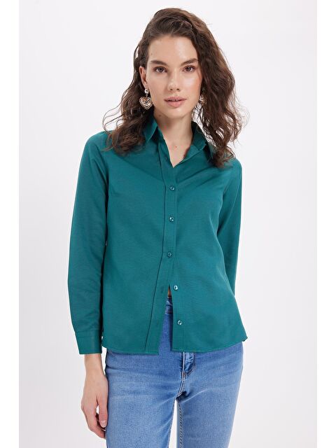 TUDORS Kadın Slim Fit Dar Kesim Uzun Kollu Pamuklu Vücuda Oturan Dokulu Yeşil Basic Gömlek - S000521850-18194