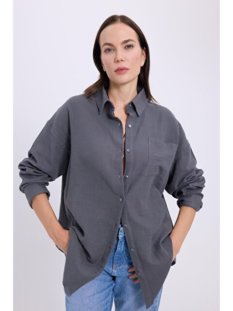 TUDORS Kadın Oversize Geniş Kesim %100 Pamuk Müslin Kumaş Uzun Kollu Cepli Dokulu Koyu Gri Gömlek - S000521849-29351