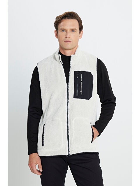 AC&Co / Altınyıldız Classics Erkek Bej Standart Fit Normal Kesim Dik Yaka Polar Yelek - S000394613-19928