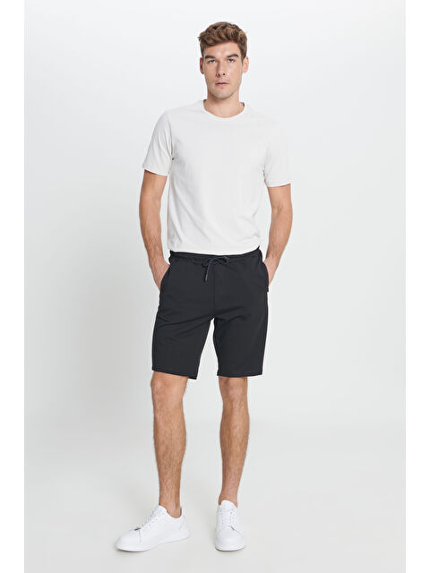 AC&Co / Altınyıldız Classics Erkek Siyah Standart Fit Normal Kesim Pamuklu Cepli Esnek Örme Şort - S000394630-19351