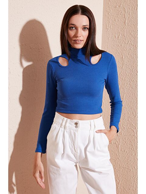 Lela Esnek Slim Fit Cut Out Pencereli Dik Yaka Crop Bluz 5865348 - S000108590-23710