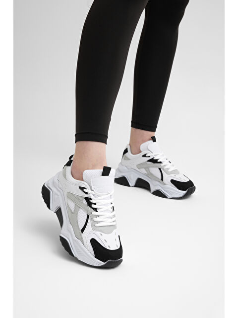 TONNY BLACK Kadın Beyaz Siyah Rahat Kalıp Poli Taban Bağcıklı Sneaker