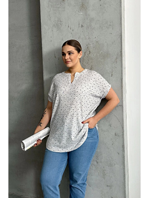 Stil Diva Büyük Beden V Yaka Kısa Kollu Puantiyeli Tişört 303866 - S000331919-20600