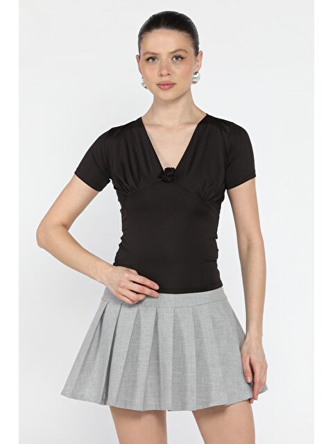 Gülseli Gül Detaylı V Yaka Kadın Bluz - S000379817-19351