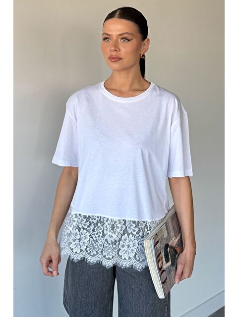 Gülseli Kadın Dantel Detaylı Tişört