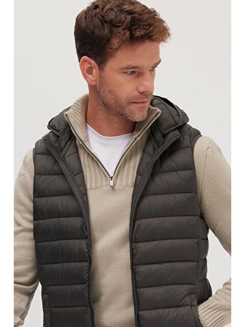 TUDORS Erkek Relax Fit Rahat Kesim Sıfır Kol Kapüşonlu Çift Cepli Fermuarlı Sıcak Tutan Haki Şişme Yelek - S000521914-18547