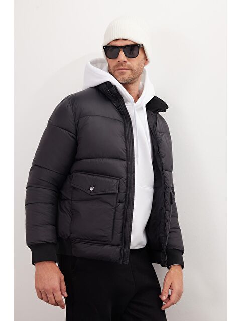 TUDORS Erkek Regular Fit Klasik Kesim Çift Cepli Lastikli Sıcak Tutan Dik Yaka Siyah Mont - S000521947-19351