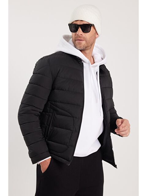 TUDORS Erkek Regular Fit Klasik Kesim Dik Yaka Çift Cepli Sıcak Tutan Siyah Şişme Mont - S000521955-19351