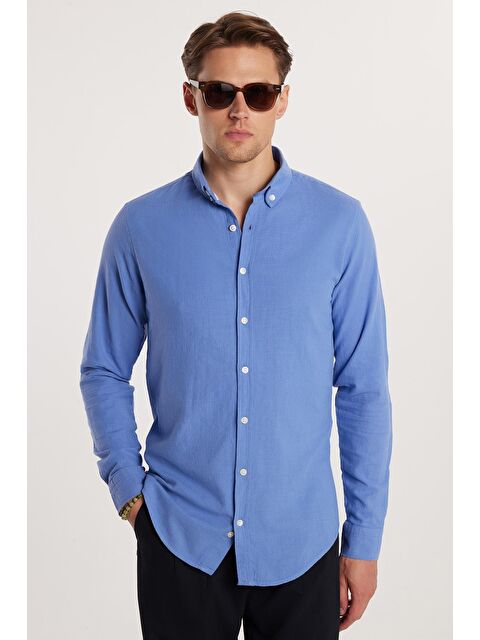 TUDORS Erkek Slim Fit Dar Kesim %100 Pamuk Keten Doku Düğmeli Yaka Koyu Mavi Gömlek