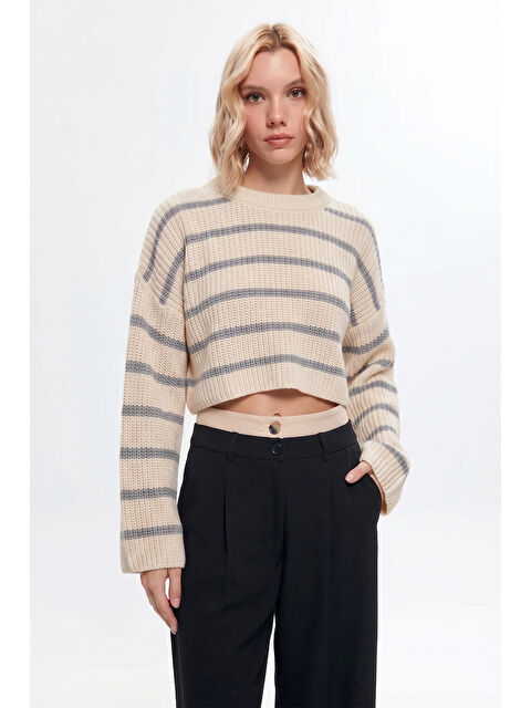 QUZU Çizgi Detaylı Crop Triko Kazak Krem-Gri