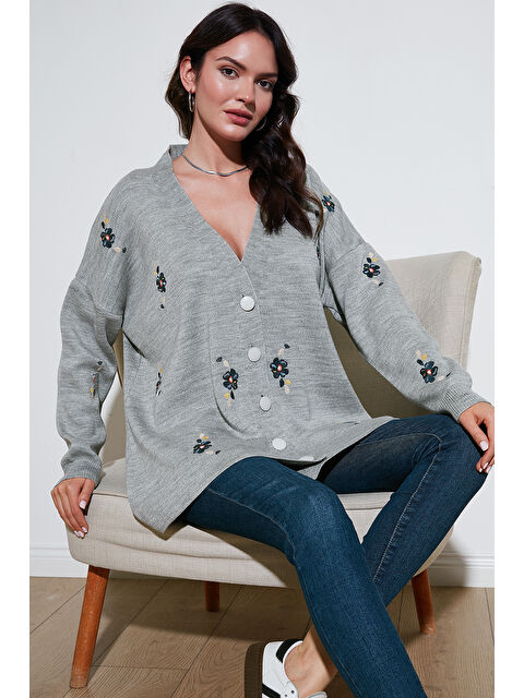 Lela Çiçek İşlemeli Oversize Fit V Yaka Düğmeli Kadın Hırka 4616191 - S000290943-17308