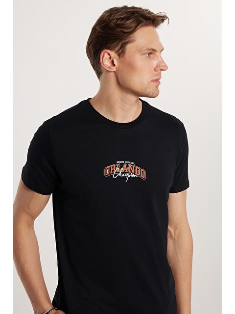 TUDORS Erkek Slim Fit Dar Kesim %100 Pamuk Yumuşak Dokulu Baskılı Siyah Bisiklet Yaka Tişört