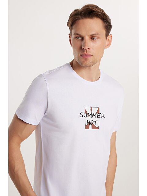 TUDORS Erkek Slim Fit Dar Kesim %100 Pamuk Yumuşak Dokulu Baskılı Beyaz Bisiklet Yaka Tişört