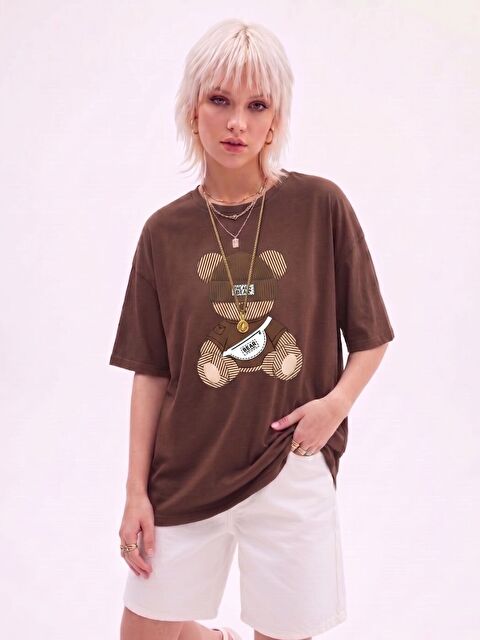 Trendseninle Kadın Kahve XBear Baskı Regular Fit Tişört