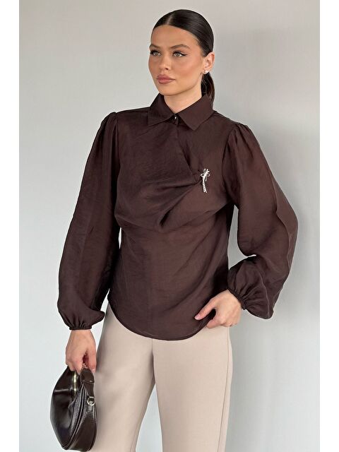 Gülseli Kadın Degaje Yaka Broş Detaylı Bluz