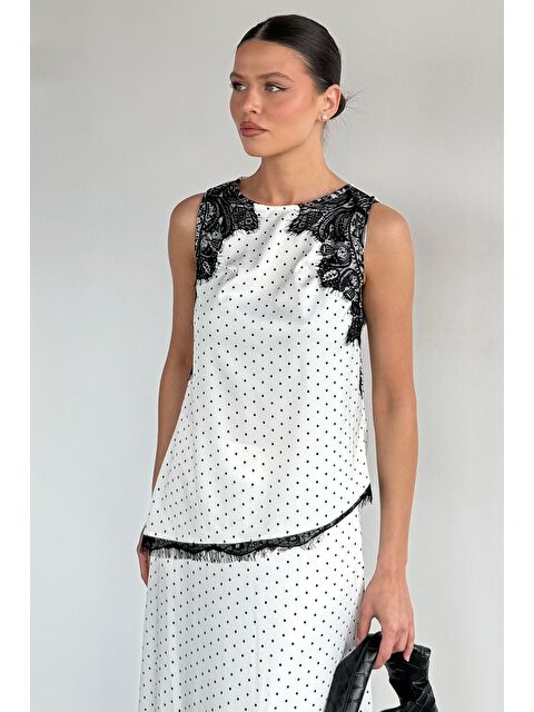 Gülseli Kadın Dantel Detaylı Puantiyeli Sıfır Kol Saten Bluz