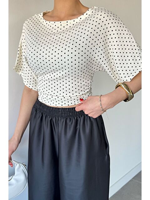 Gülseli Kadın Yan Büzgülü Puantiyeli Bluz