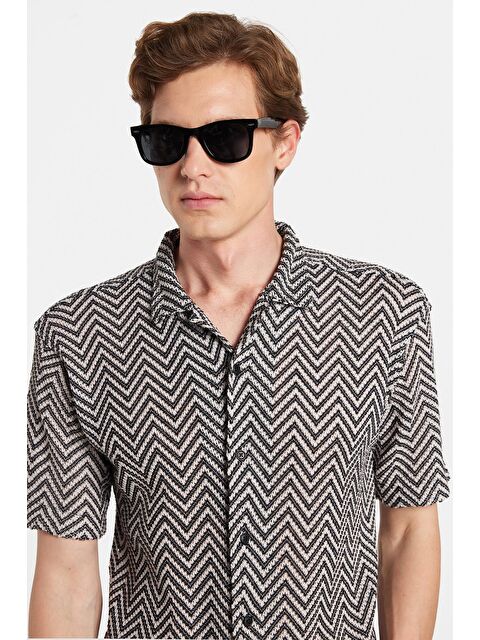 TUDORS Erkek Relax Fit Rahat Kesim Apaş Yaka Kısa Kol Desenli Örme Siyah Gömlek - S000519905-19351
