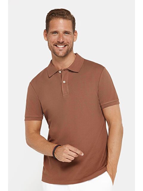 TUDORS Erkek Slim Fit Dar Kesim %100 Pamuk Düz Pike Kahverengi Polo Yaka Tişört