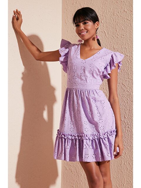 Lela Pamuklu Nakışlı V Yaka Fırfırlı Elbise 6480105 - S000001225-17241