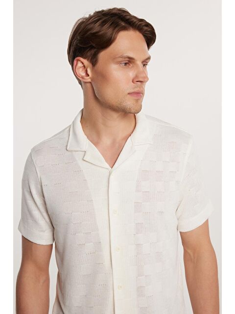 TUDORS Slim Fit Kısa Kol Örme Kumaş Apaş Yaka Rahat Armürlü Doku Ekru Erkek Gömlek