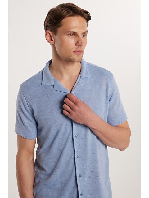 TUDORS Slim Fit Kısa Kol Örme Kumaş Apaş Yaka Rahat Armürlü Doku Mavi Erkek Gömlek