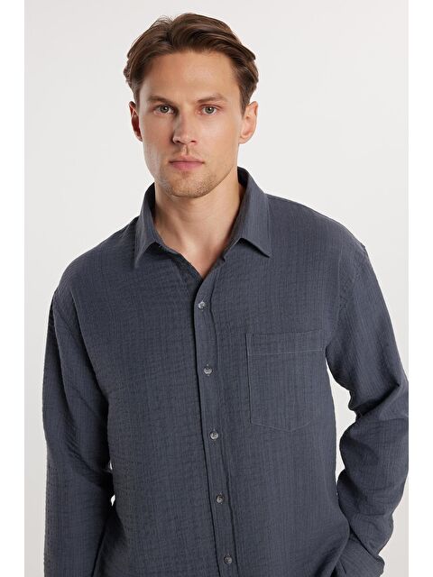 TUDORS Erkek Relax Fit Rahat Kesim Pamuklu Keten Doku Tek Cepli Gri Gömlek